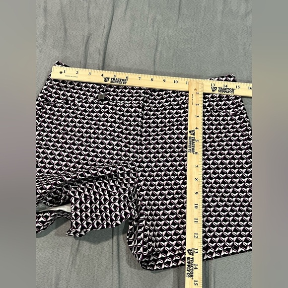 White House Black Market Black/White/Pink/Purple Geometric Shorts NWT sz 2 - Picture 8 of 8